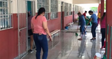 Profesores y padres de familia limpian escuelas en el Estado de México