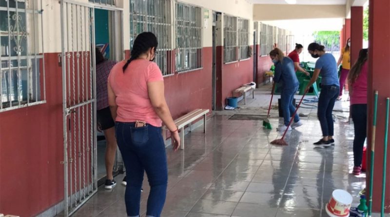 Profesores y padres de familia limpian escuelas en el Estado de México