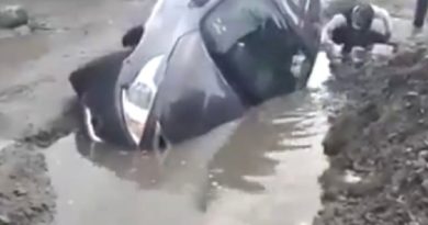 Viral: Auto cae a enorme hoyo por lluvias en Atenco