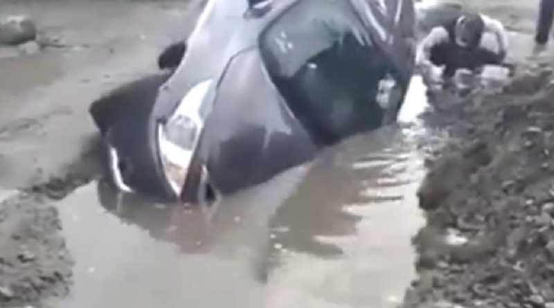 Viral: Auto cae a enorme hoyo por lluvias en Atenco